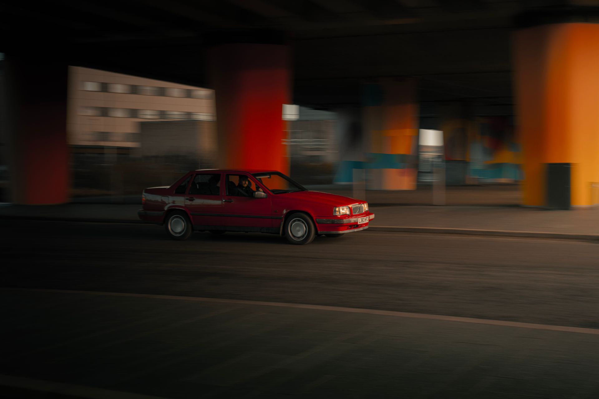 Voiture en mouvement en ville au crépuscule